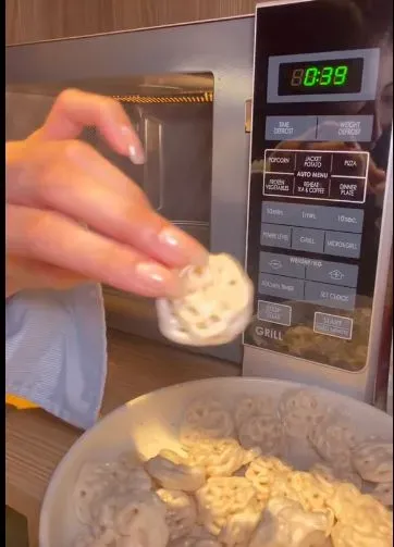 Anti Gagal! Mahalini Bagikan Tips 'Goreng' Kerupuk Pakai Microwave