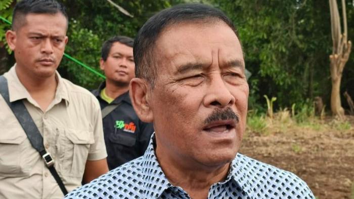 HARAPAN UMUH - Manajer Persib Bandung, Umuh Muchtar, saat ditemui di Plumbon, Kabupaten Cirebon, Jumat (3/10/2025). Umuh berharap empat pemain Persib yang dipanggil timnas Indonesia mendapat kesempatan bermain.