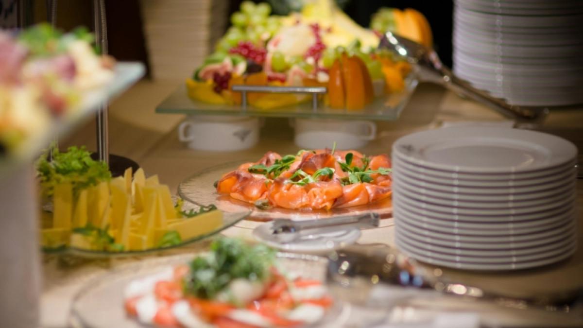 Ilustrasi buffet all you can eat, paket bukber di hotel untuk Ramadan.