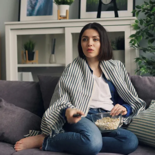 खरे गुन्हे पाहणारी स्त्री जिला गुन्हे का होतात हे समजून घ्यायचे आहे