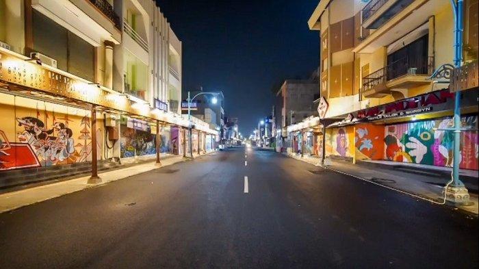 Suasana koridor Jalan Gatot Subroto (Gatsu) di Kota Solo saat malam hari yang dipenuhi seni mural. Titik tersebut kini menjadi tujuan wisata karena bak di luar negeri.