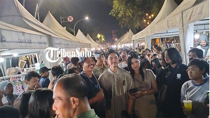 Ketua Umum PSI Kaesang Pangarep bersama istrinya Erina Gudono membeli sejumlah produk di booth UMKM di sepanjang Koridor Ngarsopuro.