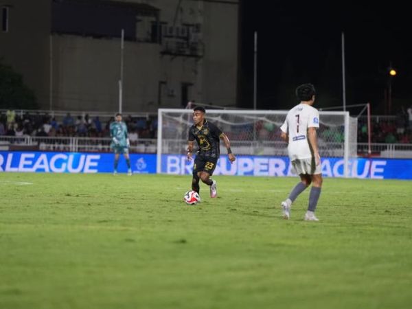 Yakob Sayuri yang mencetak gol bunuh diri yang sempat membawa PSM Makassar unggul pada babak pertama