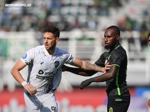 Felipe Cadenazzi berduel dengan Yohanes Kandaimu dalam laga Persebaya Surabaya Vs Borneo FC di Stadion Gelora Bung Tomo, Surabaya pada Minggu (3/9/2023).