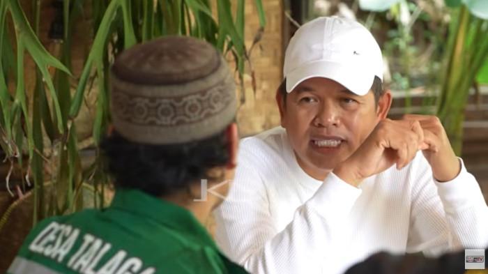 PENCURIAN BERUJUNG KEMATIAN: Dedi Mulyadi saat berbicara dengan Cucum Suhendar saksi sekaligus adik kandung dari pria di Cianjur yang meninggal dunia usai dianiaya akibat mencuri labu siam. - Sang adik ungkap sosok Minta hingga membuat Dedi Mulyadi prihatin.