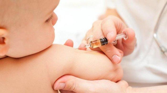 ilustrasi memberikan vaksin rotavirus pada anak, berikut alasan anak harus mendapatkan vaksin rotavirus