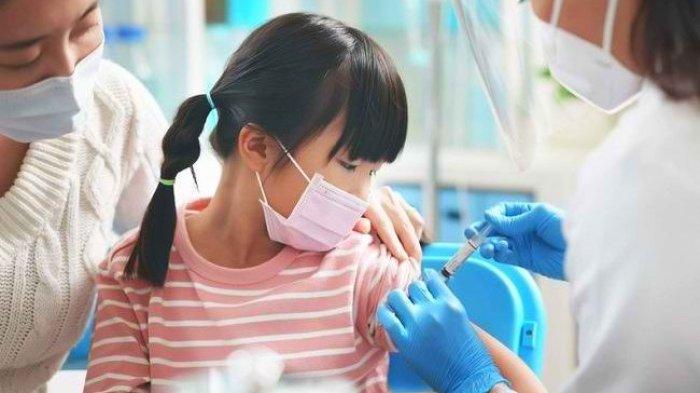 ilustrasi memberikan vaksin rotavirus pada anak, berikut alasan anak harus mendapatkan vaksin rotavirus