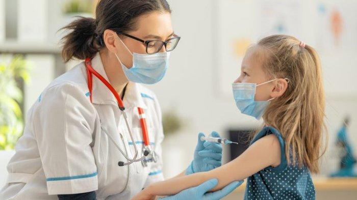 ilustrasi memberikan vaksin rotavirus pada anak, berikut alasan anak harus mendapatkan vaksin rotavirus