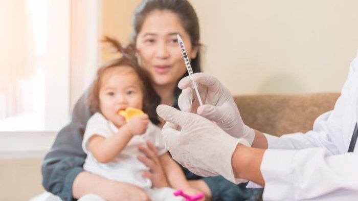 ilustrasi memberikan vaksin rotavirus pada anak, berikut alasan anak harus mendapatkan vaksin rotavirus