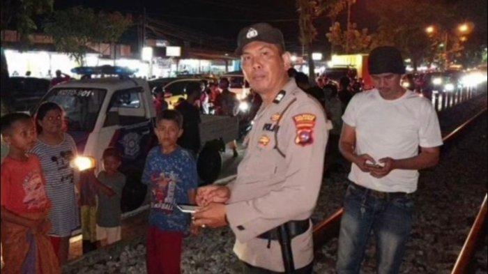 KECELAKAAN KERETA API- Petugas kepolisian melakukan pengamanan dan pengaturan lalu lintas di sekitar lokasi kecelakaan kereta api di kawasan Jalan Prof. Dr. Hamka, Kelurahan Parupuk Tabing, Kecamatan Koto Tangah, Kota Padang, Sabtu (7/3/2026) malam.