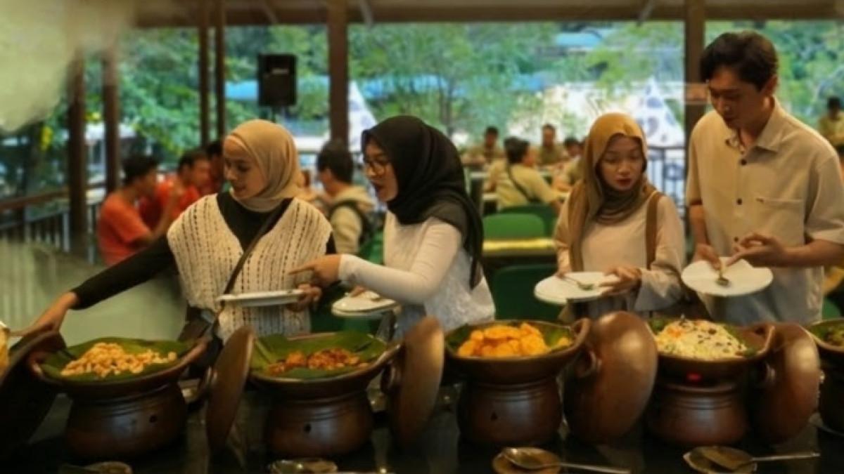 Momen ngabuburit dan bukber di Gembira Loka Zoo Jogja.