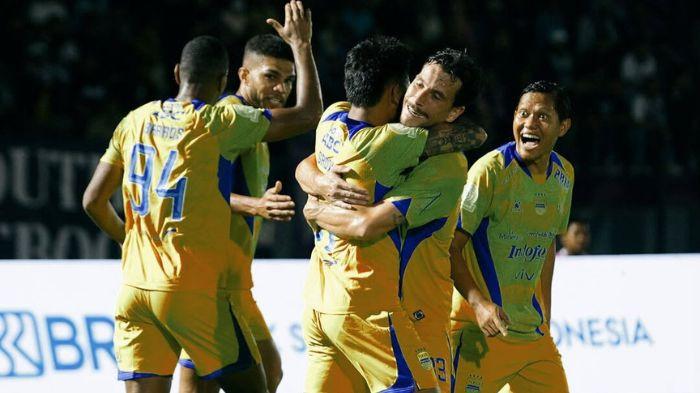 SELEBRASI - Winger Persib Bandung Saddil Ramdani memeluk Thom Haye sebagai bentuk selebrasi setelah mencetak gol melawan Persik Kediri di Stadion Brawijaya pada pekan ke-16 Super League 2025/2026, Senin (5/1/2026). Pertandingan berakhir dengan skor 1-1.