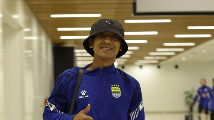Beckham Putra dalam perjalanan ke Surabaya. Persib mengamankan satu poin setelah bermain imbang 2-2 dengan Persebaya pada pertandingan pekan ke-24 Super League 2025/26 di Stadion Gelora Bung Tomo, Senin, 2 Maret 2026.