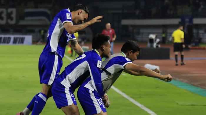 Pemain Persib, Saddil Ramdani melakukan selebrasi 