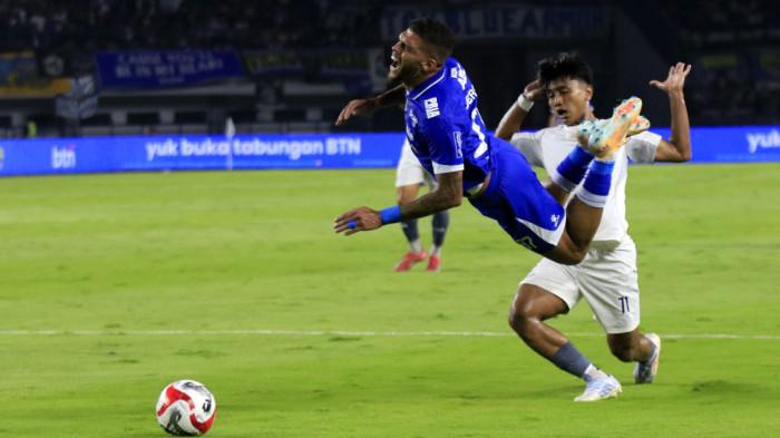 PERSIB - Foto-foto Persib Bandung VS PSM Makassar. Laga yang sulit di kandang. Menurut Pemain Persib Bandung, Beckham Putra, kemenangan atas PSM Makassar, pada Super League Indonesi 2025/2026, di stadion GBLA, Kota Bandung, Sabtu (27/12/2025) bulan merupakan laga yang tidak mudah.