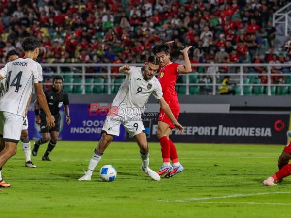 Jens Raven (kiri) sedang menguasai bola dalam laga Grup J Kualifikasi Piala Asia U-23 2026 antara Timnas U-23 Indonesia versus Timnas U-23 Laos di Stadion Gelora Delta, Sidoarjo, Jawa Timur, Rabu (3/9/2025).