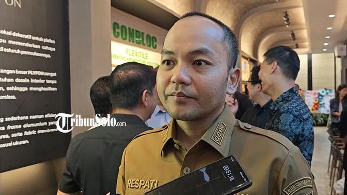 AJUKAN SYARAT - Wali Kota Solo Respati Ardi saat ditemui di Kecamatan Laweyan, Selasa (3/3/2026). Respati mengajukan syarat agar tagihan listrik Keraton Kasunanan Surakarta atau Keraton Solo bisa dibayarkan kembali, yakni meminta keraton untuk mengajukan permohonan.