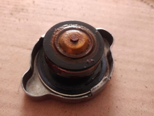 Perhatikan karet pada tutup radiator