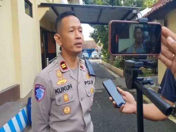 Iptu Kukuh. Mbak Dewi bantu mobil EV mogok kehabisan daya