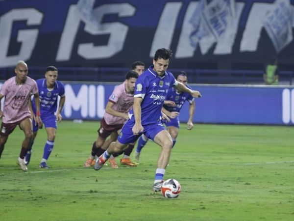 Suasana pertandingan antara Persib Vs Persik Kediri dalam laga pekan ke-25 Super League 2025/2026, di Stadion Gelora Bandung Lautan Api (GBLA), Bandung, Senin (9/3/2026).