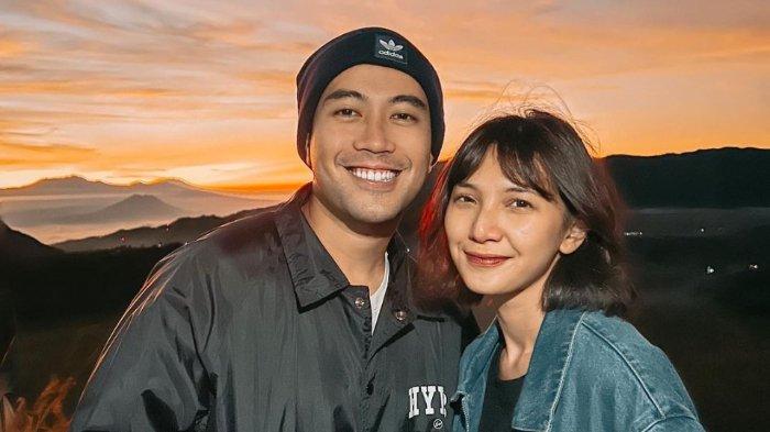momen liburan Vidi Aldiano bersama sang istri Sheila Dara di Gunung Bromo menikmati sunraise, pada bulan mei kemarin.
