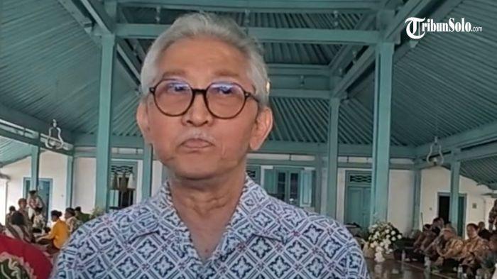 RENCANA TEDJOWULAN - Maha Menteri KG Panembahan Agung Tedjowulan saat ditemui di Semorokoto Keraton Solo, belum lama ini. Setelah mangkrak selama sembilan tahun, sejumlah sentono dan abdi dalem mulai membersihkan area tersebut pada Selasa (19/3/2026), sekaligus memulai inventarisasi benda-benda bersejarah di bawah arahan Kementerian Kebudayaan. Pihak Tedjowulan menjelaskan tahun ini akan dilakukan revitalisasi sebagai kelanjutan dari program revitalisasi sebelumnya. 