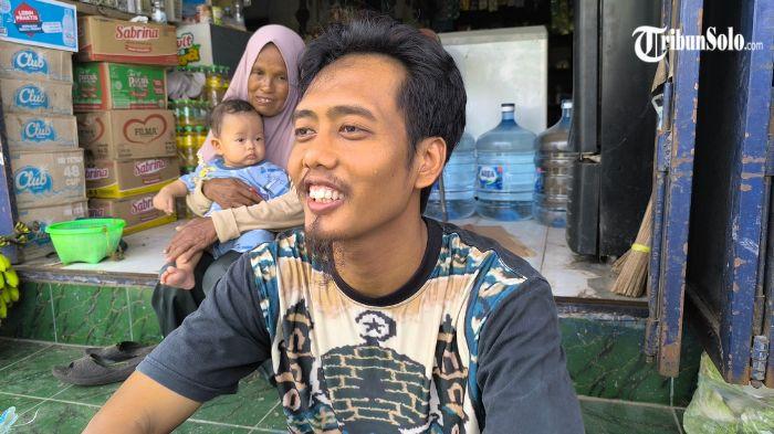 KORBAN TIPU - Pemilik toko, Taufik (30), saat menceritakan kejadian penipuan yang diduga dilakukan orang asing di toko miliknya di Desa Sribit, Kecamatan Delanggu, Kabupaten Klaten, Selasa (10/3/2026). 3 orang asing terekam kamera pengawas (CCTV) toko dan videonya kini beredar di media sosial.