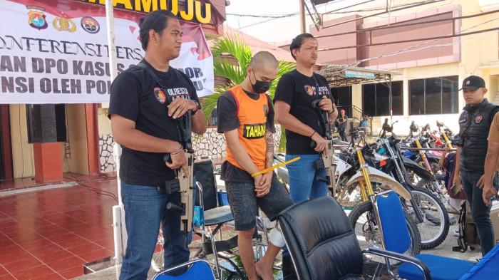 DITEMBAK- Tersangka ICH (27) duduk di kursi roda saat rilis kasus curanmor di Mapolresta Mamuju setelah ditangkap di Kotamobagu, Sulawesi Utara.