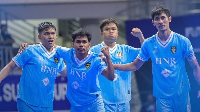 BERSELEBRASI - Para pemain Fafage Banua melakukan selebrasi setelah berhasil mengalahkan Bintang Timur Surabaya di babak semifinal Futsal Super Cup 2025 di GOR Indoor Manahan, Solo, pada Sabtu (27/9/2025) malam WIB. Fafage Banua lolos ke final setelah menang dramatis 5-4.