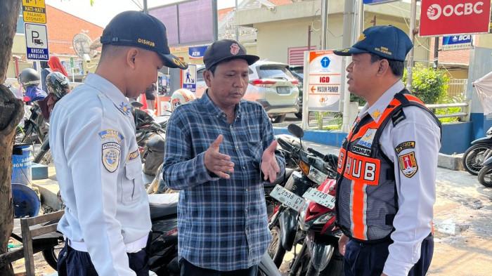 DISHUB - Petugas Dinas Perhubungan (Dishub) Kota Semarang mendatangi lokasi parkir yang viral di di area luar rumah sakit di kawasan Citarum, Semarang Timur.