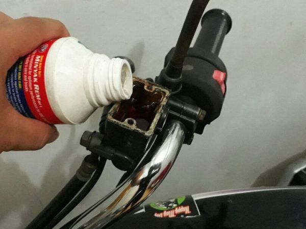 Ilustrasi kuras minyak rem motor bekas