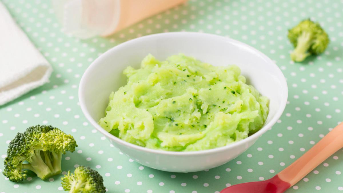 Ilustrasi bubur brokoli untuk MPASI, makanan kaya nutrisi yang mendukung tumbuh kembang si kecil