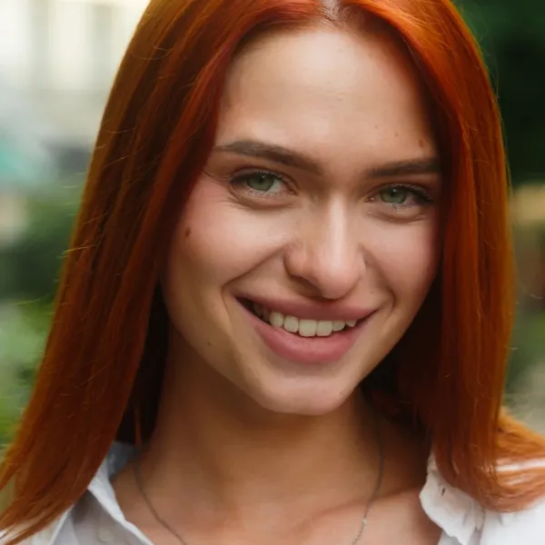 woman with green eyes you can tell how she acts in relationship