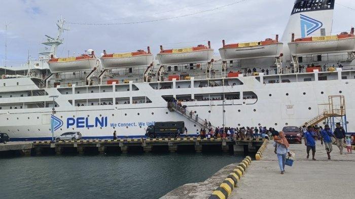 KM TIDAR - KM Tidar saat sandar di Pelabuhan Namlea, Kabupaten Buru, Jumat (24/5/2024). Simak jadwal kapal Pelni KM Tidar Voyage 06.2026 yang akan melakukan pelayaran pada 17 Maret hingga 1 April 2026.  