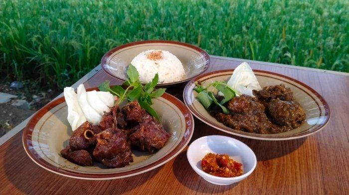 KULINER LEGENDARIS KARANGANYAR - Olahan rica mentok goreng dan rica mentok basah di warung Rica Menthok Mbah Modin di Jaten, Karanganyar, Jawa Tengah, untuk makan siang enak, Rabu (6/12/2023). Beginilah sejarah Rica Mentok Mbah Modin.
