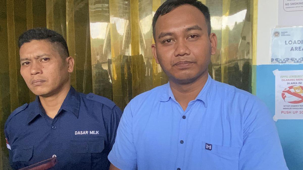 PENGAKUAN AKUNTAN SPPG - Fikri Febriansyah kepala SPPG Lembursitu 2 saat melakukan wawancara dengan awak media, Rabu (11/3/2026) sore