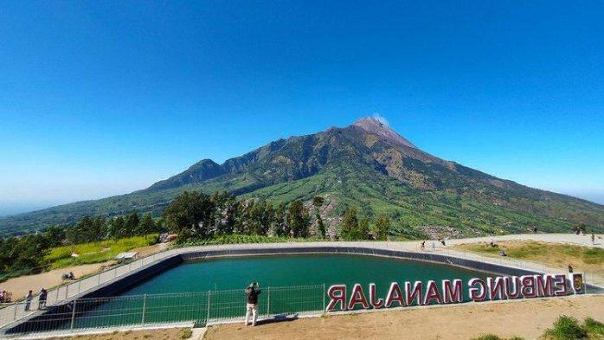 WISATA DI BOYOLALI - Embung Manajar di Boyolali dengan latar belakang Gunung Merapi.