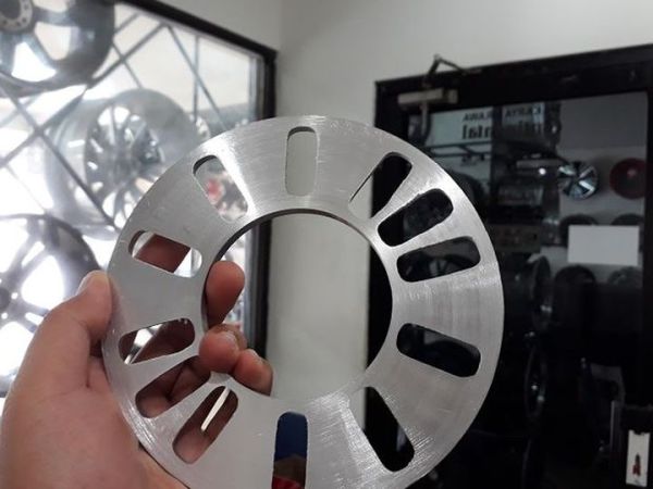 Ilustrasi spacer untuk mobil