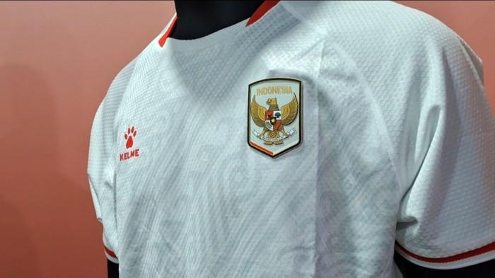 Penampilan jersey away Timnas Indonesia buatan Kelme.