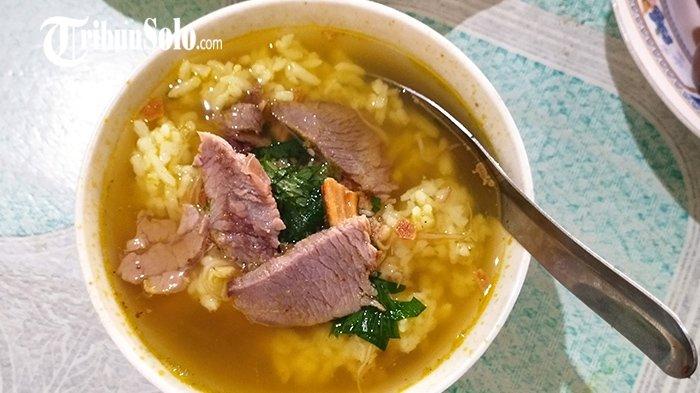 Penampakan Soto Kwali Daging Sapi Mas Mul Bedrek, tepatnya di Jalan Raya Karangdowo - Juwiring, Desa Bolopleret, Kecamatan Juwiring, Kabupaten Klaten. Soto tersebut sudah ada puluhan tahun.