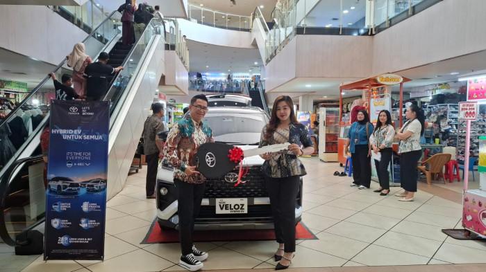 Branch Manager PT Istana Agung Babel menyerahkan kunci simbolis kepada konsumen pertama Toyota Veloz Hybrid di Bangka Belitung, Sela (34), pada kegiatan peluncuran mobil tersebut di Bangka Trade Center (BTC) Pangkalpinang, Jumat (13/3/2026).