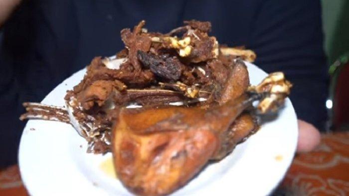 Sajian Bebek Goreng H. Slamet yang legendaris.