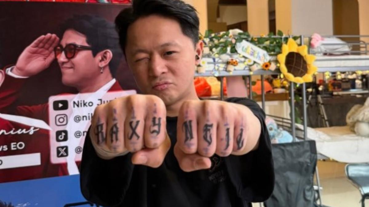 DJ Bravy memutuskan untuk mengabadikan nama anak Erika Carlina, Andrew Raxy Neil, lewat tato di jari-jari kedua tangannya. Alasannya apa?