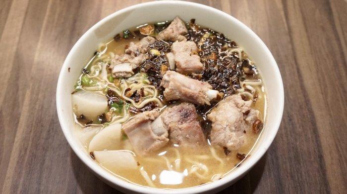Soto Mie Agih merupakan salah satu kuliner Bogor yang menyajikan soto mie nonhalal, menu andalannya yaitu soto mie babat dan bakut.