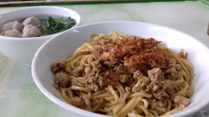 Mie Ayam Bakso Apollo, kuliner Bogor yang wajib didatangi jika sedang liburan di Kota Hujan.