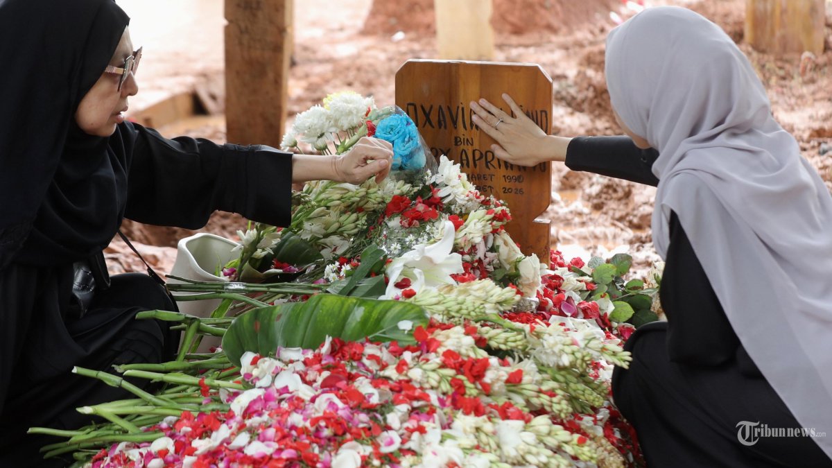PEMAKAMAN VIDI ALDIANO - Keluarga dan kerabat berdoa di pusara mendiang penyanyi Oxavia Aldiano atau Vidi Aldiano saat pemakaman di TPU Tanah Kusir, Jakarta, Minggu (8/3/2026). Vidi Aldiano meninggal dunia pada Sabtu (7/3) sore dalam usia 35 tahun setelah berjuang melawan sakit kanker selama beberapa tahun terakhir. TRIBUNNEWS/IRWAN RISMAWAN