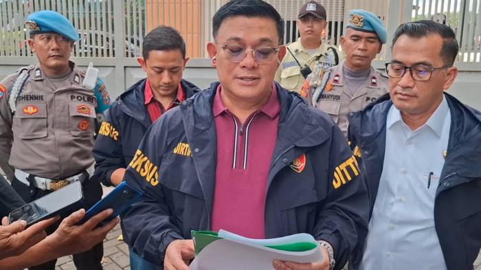 Direktur Tindak Pidana Ekonomi Khusus Bareskrim Polri, Ade Safri Simanjuntak memberi keterangan terkait penggeledahan di sebuah perusahaan di kawasan Brebek Industri, di Waru, Sidoarjo, Kamis (12/3/2026).