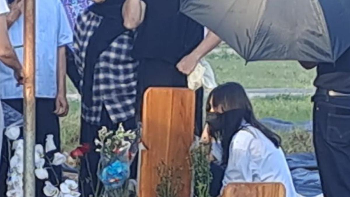 SHEILA DARA - Sheila Dara ziarah makam Vidi Aldiano di TPU Tanah Kusir, Jakarta Selatan, Jumat (13/3/2026).