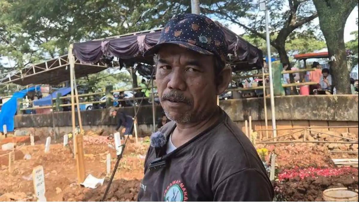 PENJAGA MAKAM - Djamuri, perawat makam Vidi Aldiano saat ditemui di TPU Tanah Kusir, Jakarta Selatan, Jumat (13/2/2026)