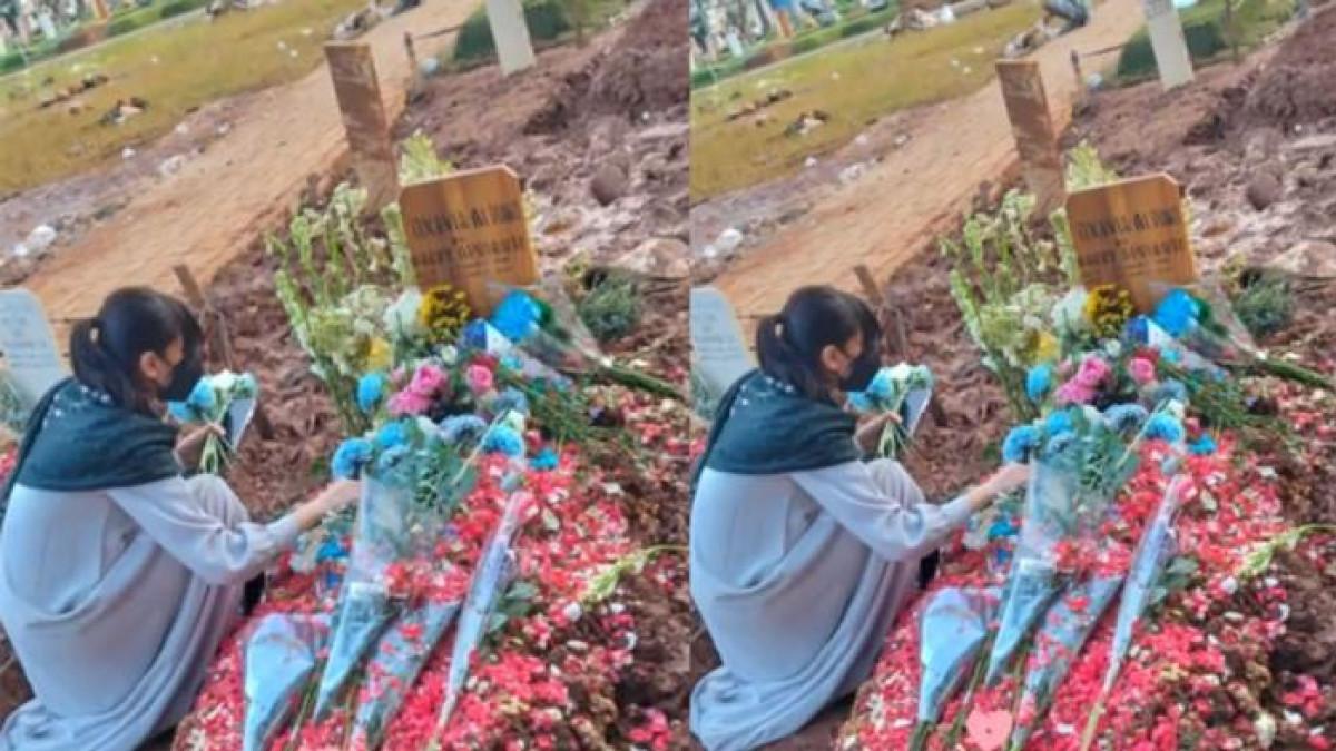 ZIARAH - Duka mendalam atas kepergian Vidi Aldiano membuat Sheila Dara terus menunjukkan kesetiaan. Setiap pagi, ia terlihat berziarah ke makam sang suami dengan penuh ketulusan.